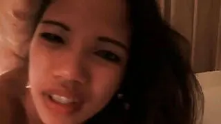 Asyalı güzel Crystal, tanımadığı bir adama oral seks yapıyor.